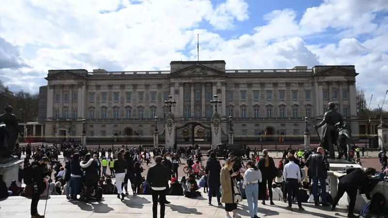 Buckingham Palace accoglie l'omaggio degli inglesi in lutto - Foto © www.giornaledibrescia.it