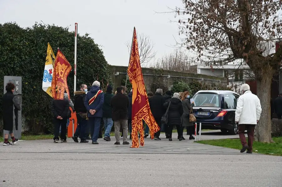 Serenissimi con le bandiere per l'addio a Giancarlo Orini