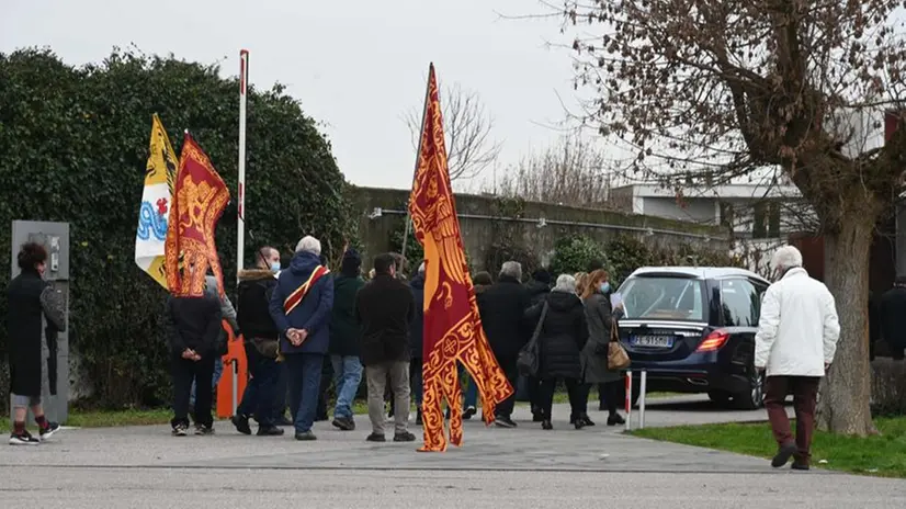 Serenissimi con le bandiere per l'addio a Giancarlo Orini
