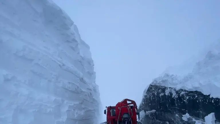 Presena, la neve sommerge il rifugio
