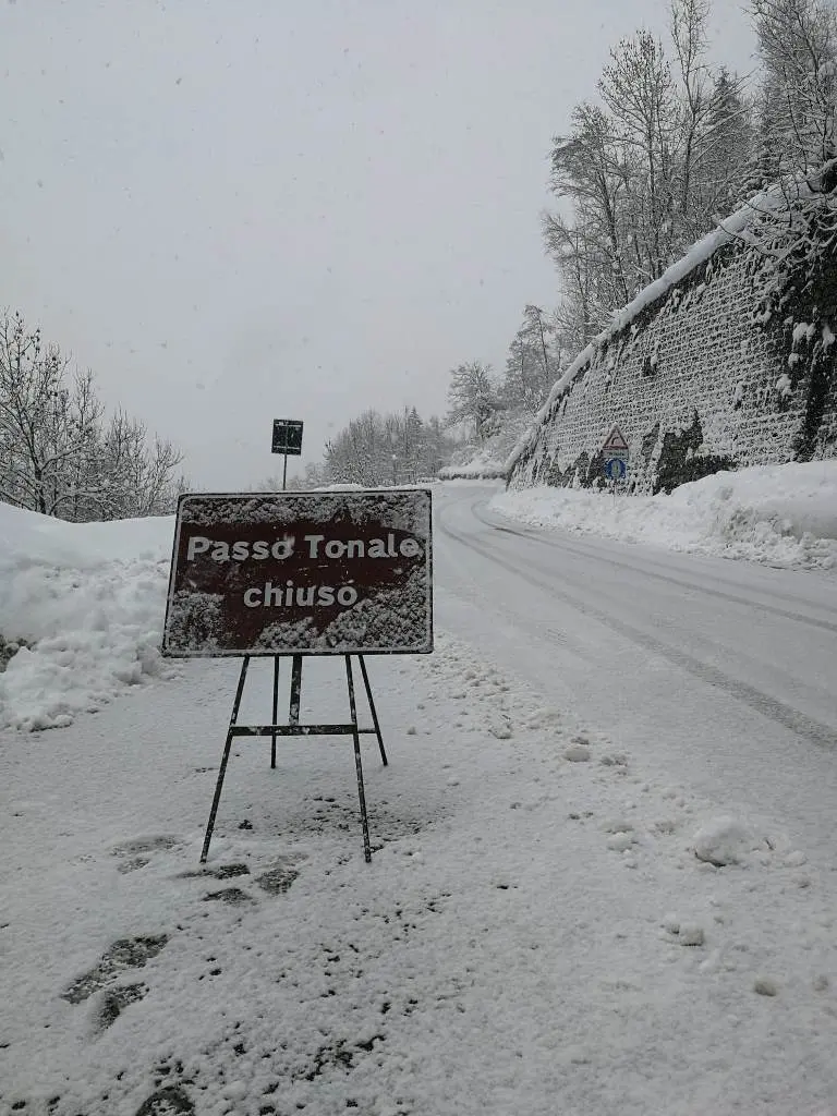 Passo del Tonale chiuso per neve