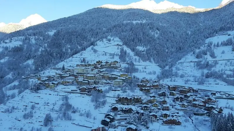 Una veduta dall’alto dell’abitato di Villa Dalegno, frazione di Temù - Foto © www.giornaledibrescia.it