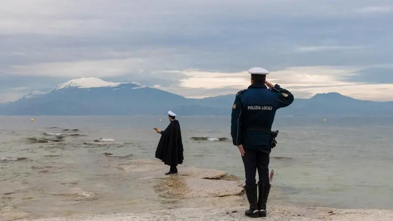 Una scena del video della versione rock dell'Inno di Mameli suonata dall'agente Fabrizio Bresciani a Sirmione