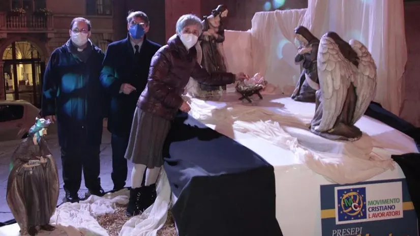 Presepe Mcl sotto la Loggia, la posa del Bambinello