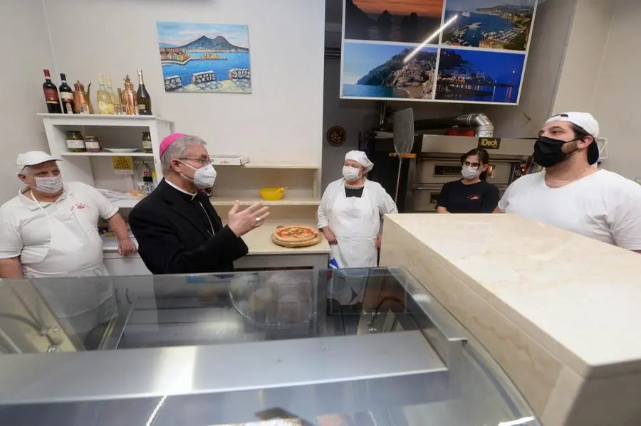 Il vescovo Tremolada in visita a ristoranti e pizzerie al tempo del Covid