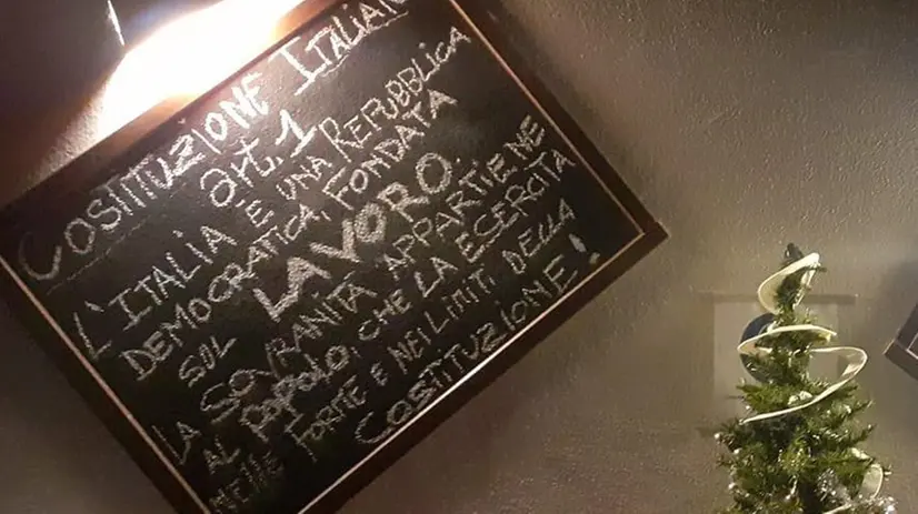 Le titolari del bar Piroka invocano la Costituzione - Foto © www.giornaledibrescia.it