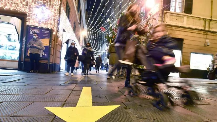 Via San Vincenzo, a Genova: la freccia gialla indica la direzione da seguire per i pedoni - Foto © www.giornaledibrescia.it