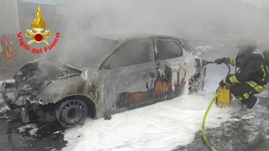 Un'auto è andata a fuoco a Ospitaletto