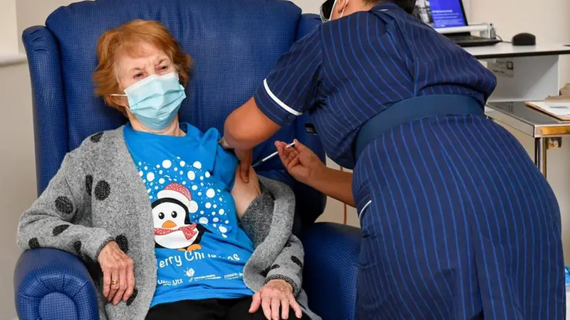 Margaret Keenan, 90 anni, è la prima vaccinata anti-Covid del Regno Unito