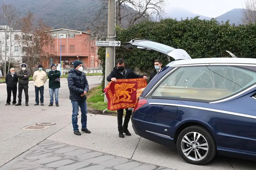 Serenissimi con le bandiere per l'addio a Giancarlo Orini