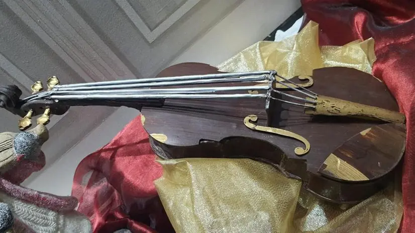 Il violino di cioccolato realizzato dal pasticciere Andreoni - Foto © www.giornaledibrescia.it