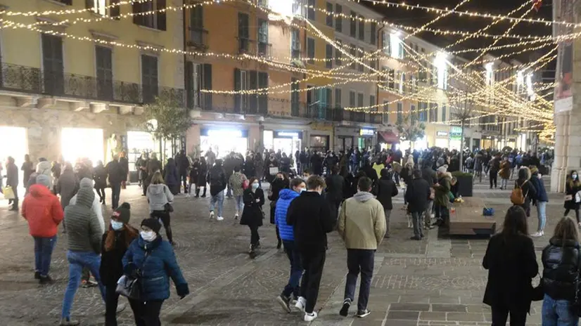 Zona gialla: la folla in centro domenica pomeriggio