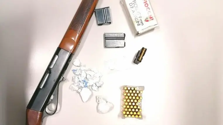 Droga, soldi e il fucile sequestrati - Foto © www.giornaledibrescia.it