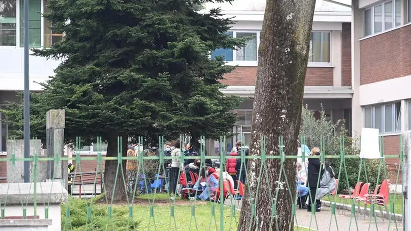 Forti odori a scuola, evacuata la Tridentina