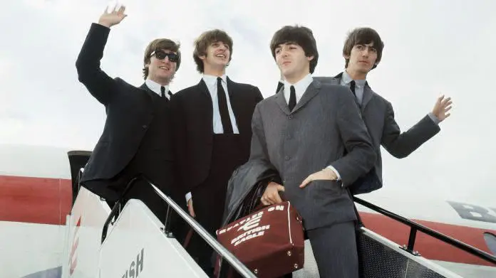 I Beatles: a sinistra con gli occhiali scuri John Lennon - © www.giornaledibrescia.it