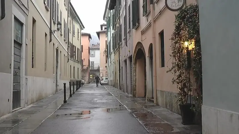 Via Agostino Gallo, aggredito da ragazzini che sfondano il portone a calci