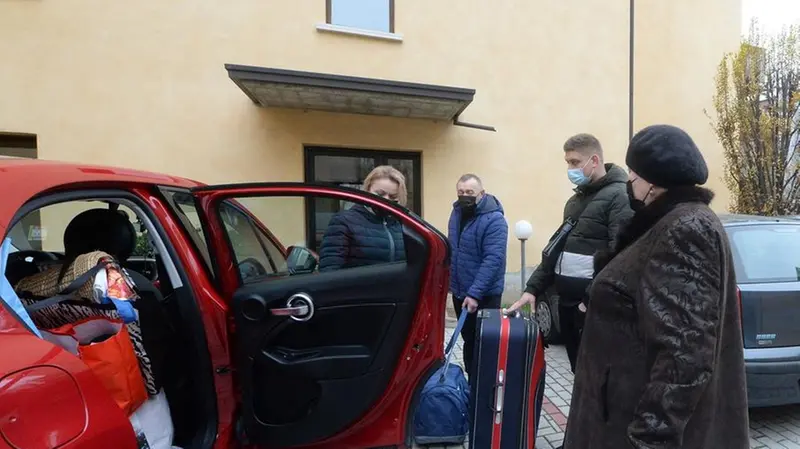 I genitori e il figlio della donna ripartono per l'Ucraina - Foto Marco Ortogni/Neg © www.giornaledibrescia.it