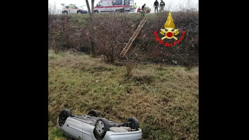 L'auto fuori strada a Desenzano