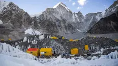 Tende all'Everest Base Camp in Nepal - Foto Epa/Balazs Mohai © www.giornaledibrescia.it