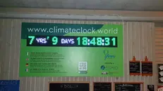 Il climate clock installato al chiosco di Darfo Boario Terme - © www.giornaledibrescia.it