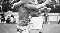 Marco Tardelli abbraccia Paolo Rossi durante l'incontro Italia-Francia giocato a Mar del Plata (Argentina) durante i Mondiali del 1978 - Foto © www.giornaledibrescia.it