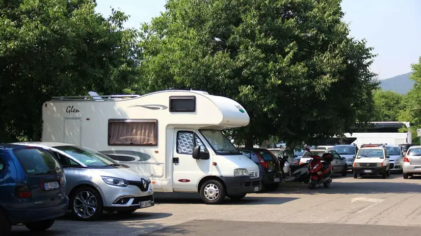 Un camper parcheggiato nella zona del lago di Garda - Foto © www.giornaledibrescia.it