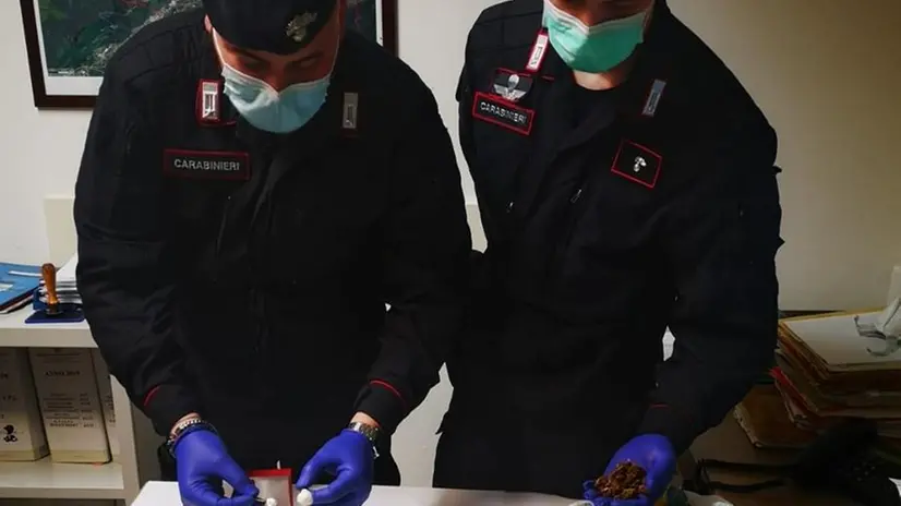 I carabinieri con la droga rinvenuta nella stanza del 26enne - © www.giornaledibrescia.it