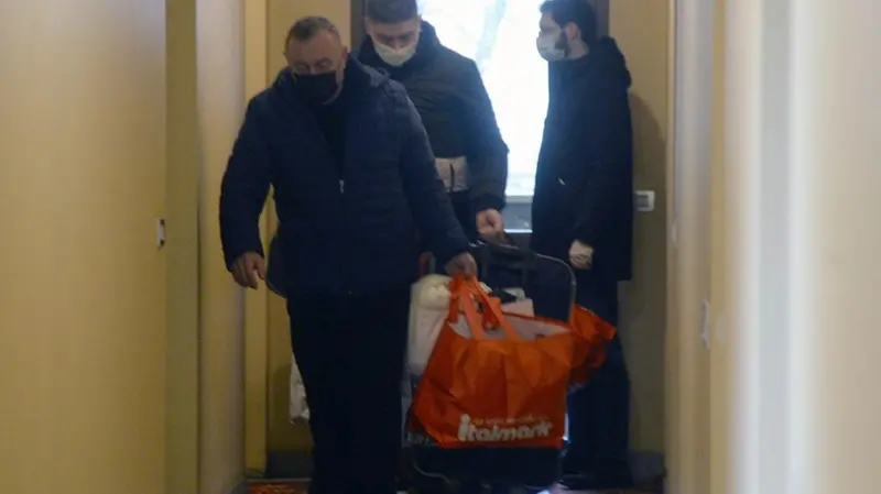 La famiglia di Viktoriia a casa della donna