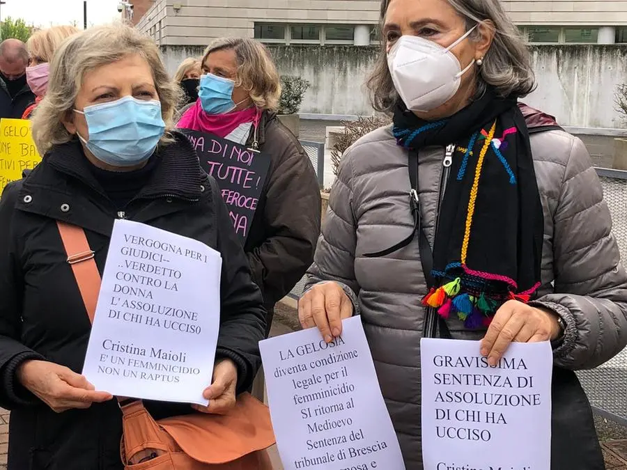La manifestazione davanti al Tribunale di Brescia dopo la sentenza Gozzini