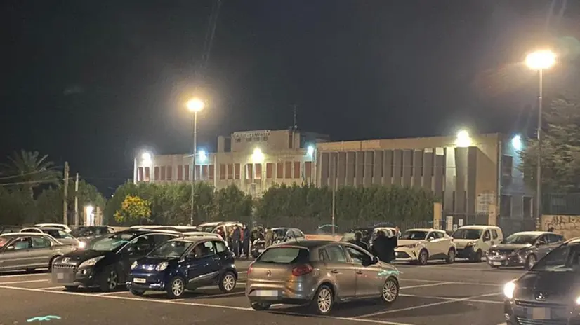 Persone arrivate in un parcheggio a Modica per trascorrere la notte in auto dopo la scossa di terremoto - Foto Ansa © www.giornaledibrescia.it