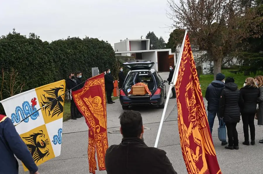 Serenissimi con le bandiere per l'addio a Giancarlo Orini