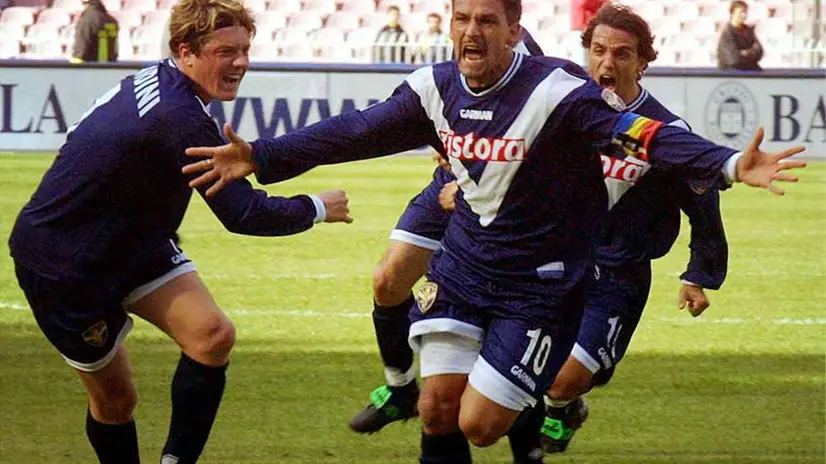 L'esultanza di Roberto Baggio a Napoli nel 2001 dopo la punzione dell'1-1 - Foto Ansa