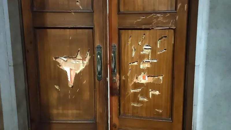 La porta presa a martellate