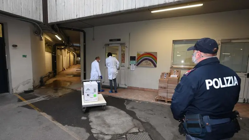 Vaccino anti-Covid, la consegna scortata alla Poliambulanza