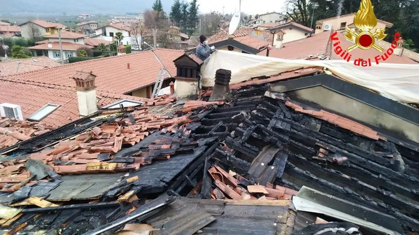 Tetto in fiamme a Erbusco: lunghe le operazioni di bonifica