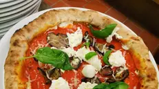 Una pizza del ristoratore di Pesaro - Foto tratta da Fb