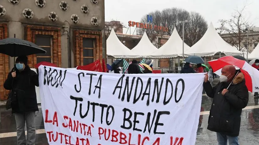 Il presidio al Civile di Brescia
