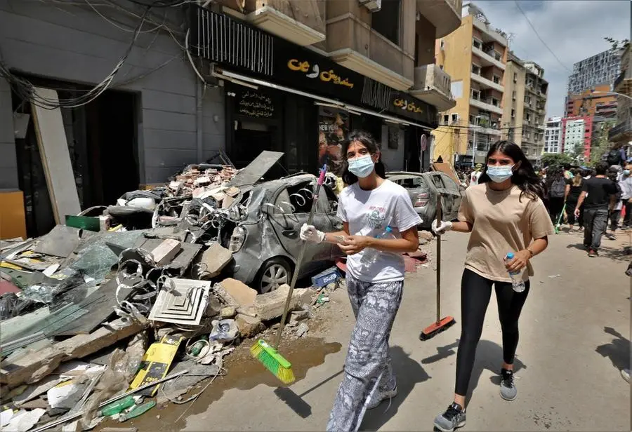 Libano, dopo lo scoppio volontari al lavoro