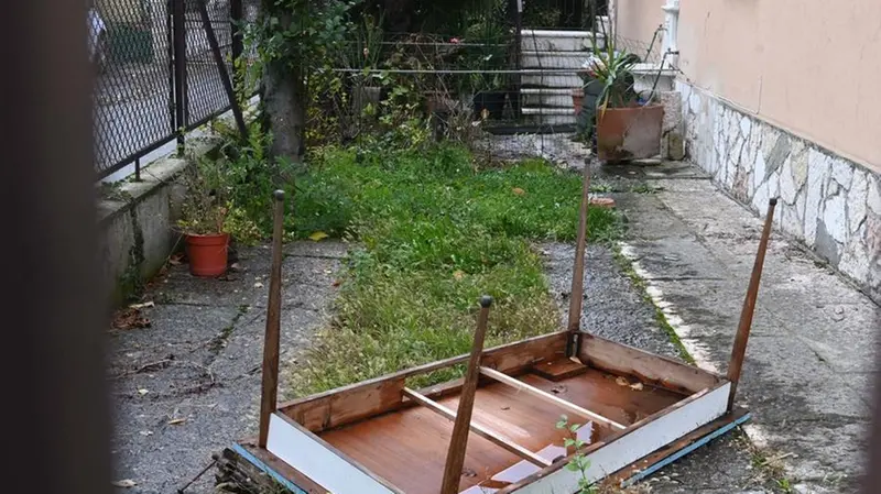 Un tavolo ribaltato nel giardino