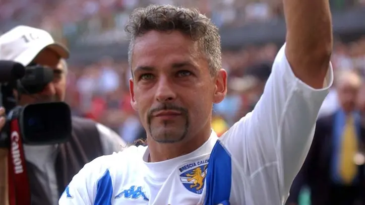 Roberto Baggio con la maglia delle rondinelle saluta i tifosi - © www.giornaledibrescia.it