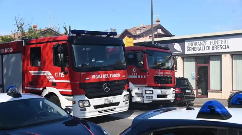 Autofficina in fiamme in via Milano, un intossicato