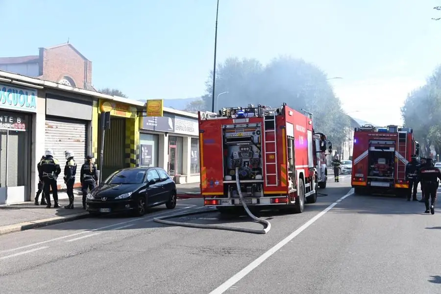 Autofficina in fiamme in via Milano, un intossicato