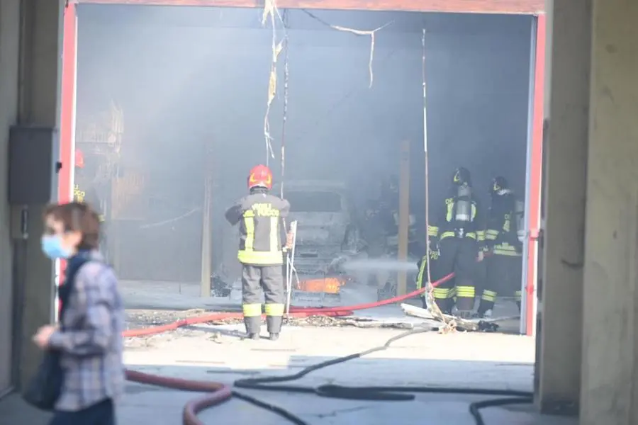 Autofficina in fiamme in via Milano, un intossicato