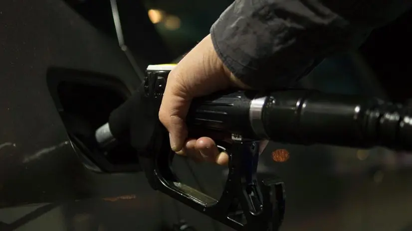 Carburante, benzina, distributore (simbolica) - © www.giornaledibrescia.it
