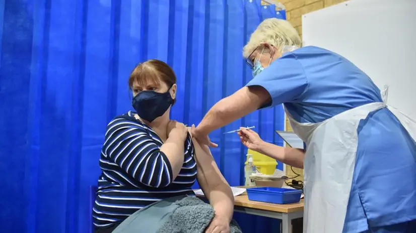 Una donna inglese riceve il vaccino Pfizer/BioNTech anti-Covid - Foto © www.giornaledibrescia.it