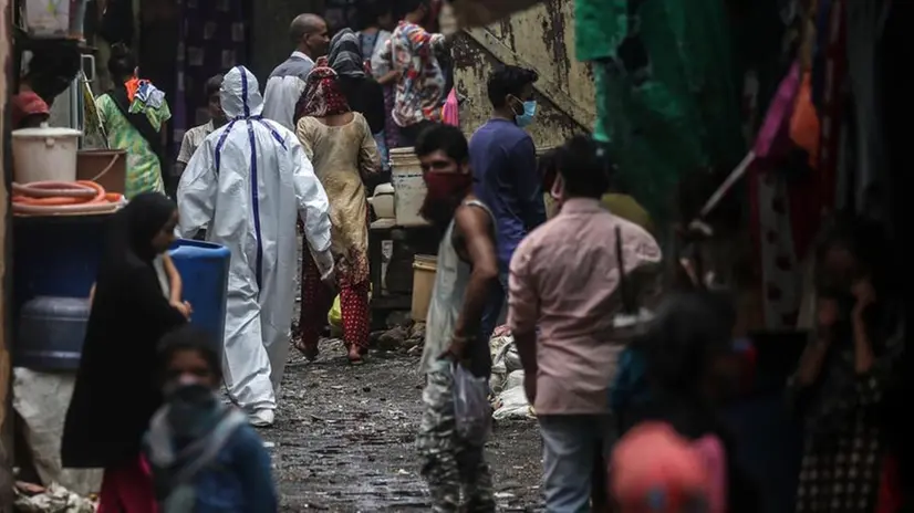India, personale sanitario in una baraccopoli di Mumbai