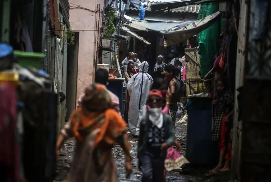 India, personale sanitario in una baraccopoli di Mumbai