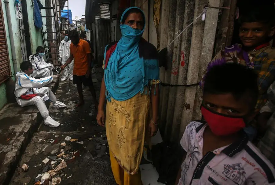 India, personale sanitario in una baraccopoli di Mumbai