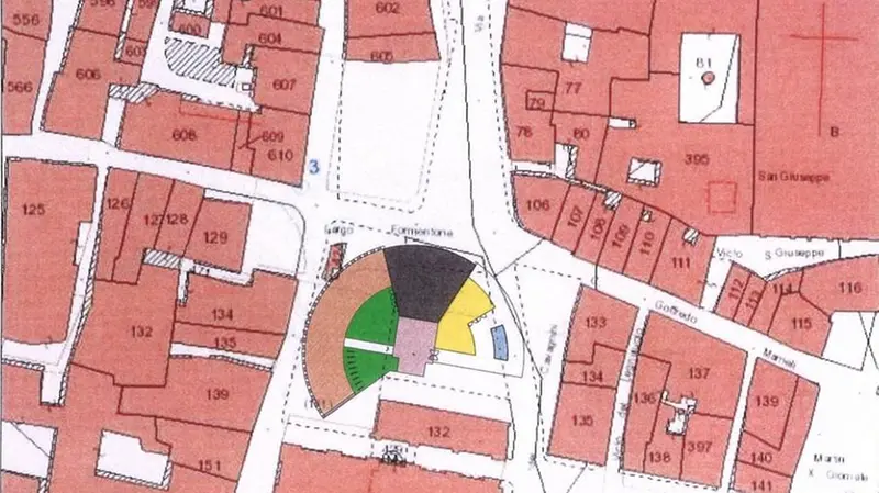 La sagoma (colorata) dell’anfiteatro, a nord della Loggia - Foto © www.giornaledibrescia.it