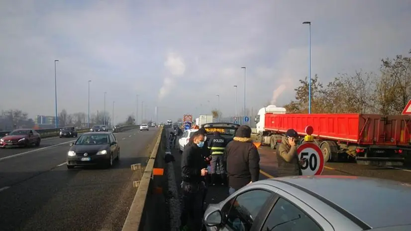 Investigatori in Tangenziale Sud sul luogo dell'aggressione - © www.giornaledibrescia.it